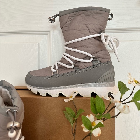 SOREL ~ Women’s Gray and White Winter/Snow Lace-Up Boots w/Fleece Lining size 8 - Picture 7 of 10